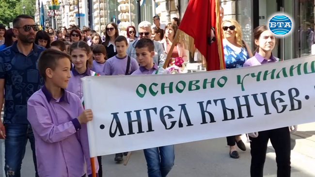 Хиляди ученици и учители шестваха в Русе за 24 май