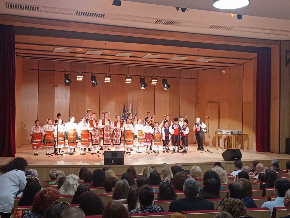 Община Плевен: За принос в областта на образованието награди получиха директори, педагози, ученици и деца от школи 