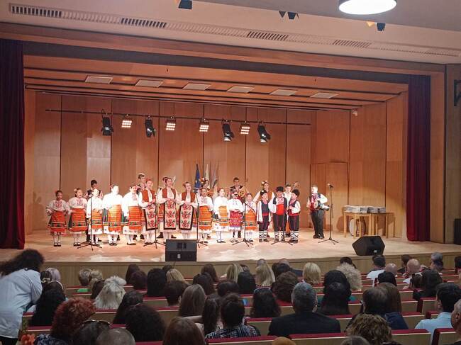 Община Плевен: За принос в областта на образованието награди получиха директори, педагози, ученици и деца от школи 