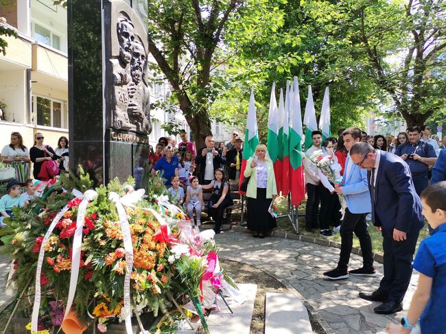 Плевен чества 24 май с празнично шествие и хорово изпълнение на "Върви, народе възродени!"