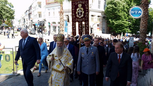 Хиляди се включиха в празничното шествие в Пловдив по повод 24 май