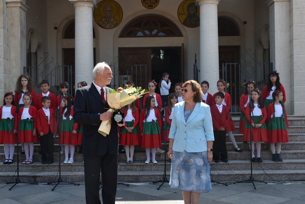 Ловеч отпразнува 24 май с градско тържество и отличия за педагози, ученици и културни дейци