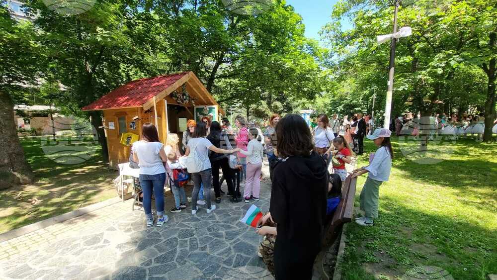 Библиотека на открито отвори врати в градската градина на Благоевград