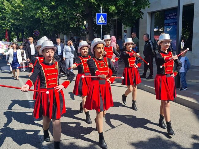 Община Момчилград: С празнично шествие и концерт момчилградчани отбелязаха 24 май