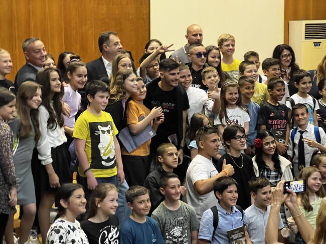 НАПОС-РБ: Среща-разговор на тема „Днешният читател е утрешният лидер“ по инициатива на председателя на Общински съвет-Велико Търново и НАПОС-РБ Венцислав Спирдонов, привлече стотици деца на 24 май