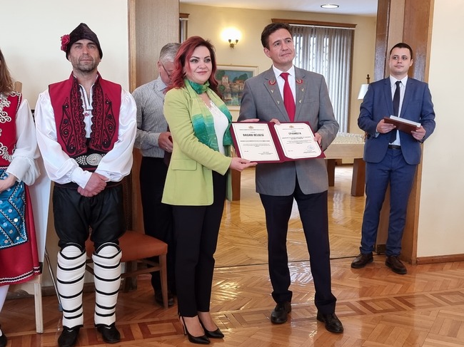 Посланикът на България в Турция Ангел Чолаков награди с грамоти три изселнически дружества за принос в популяризирането на българския език и култура