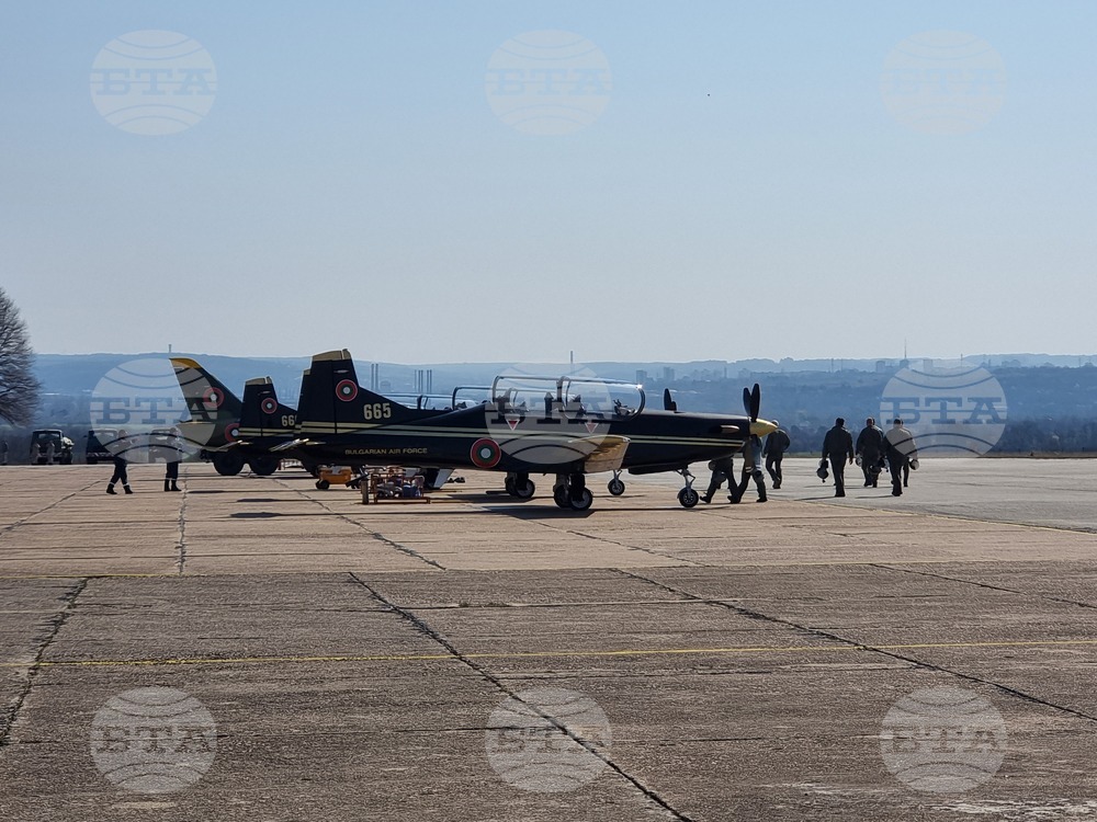 Авиобаза Долна Митрополия ще отбележи своя празник с открит летателен ден