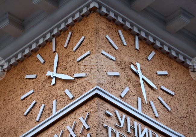 Тази нощ България преминава към зимно часово време, часовниците се връщат с един час назад