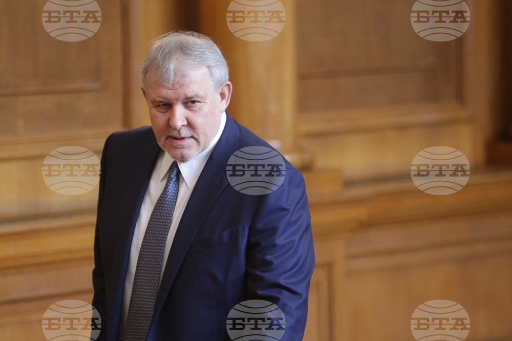 Първо трябва да започне работа Народното събрание, после да се търси мнозинството, което би формирало правителство, каза Румен Христов