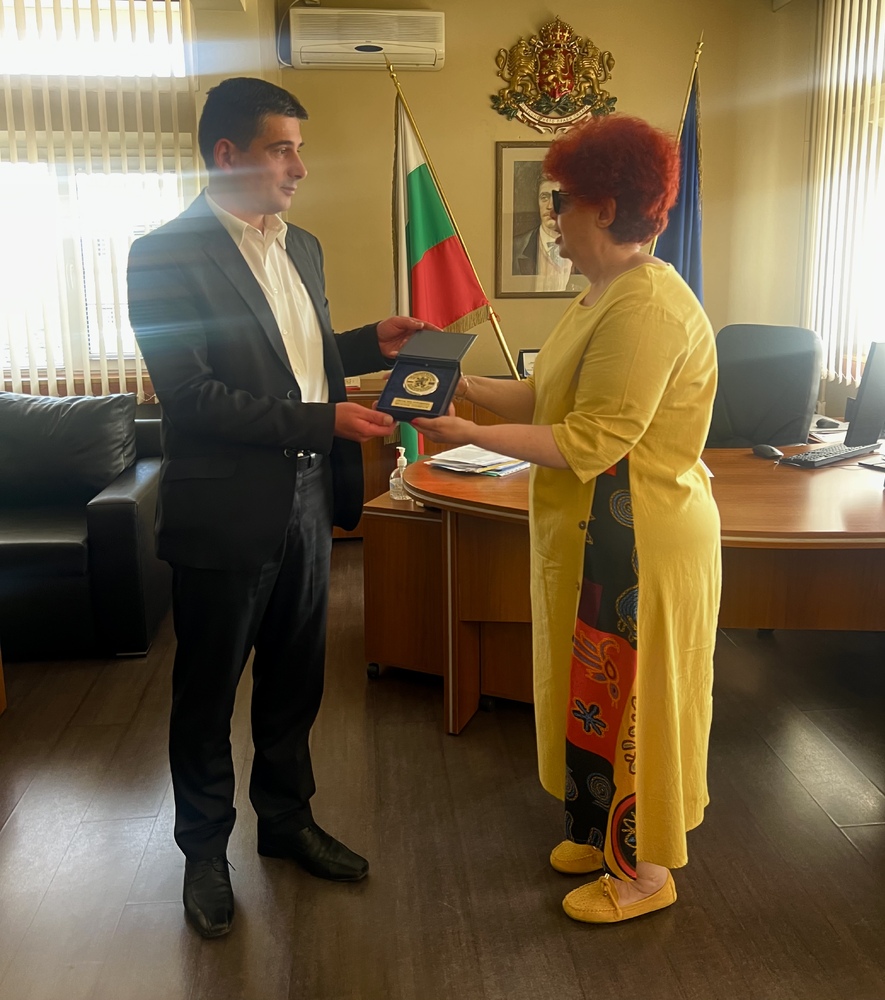 Областна администрация Благоевград: Областният управител връчи почетен плакет на екипа на Радио Благоевград