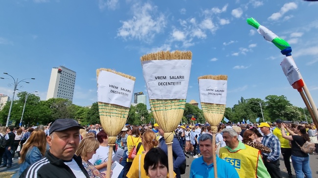 Стачкуващите учители в Румъния подготвят голям митинг във вторник, на който се очаква да присъстват над 20 000 души