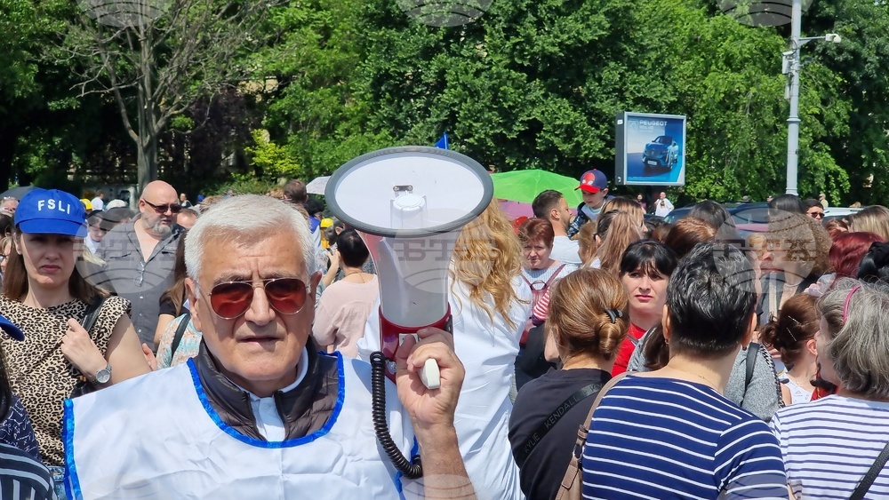 Учители протестираха в Сибиу и Арад; студентите изпратиха отворено писмо до премиера Николае Чука