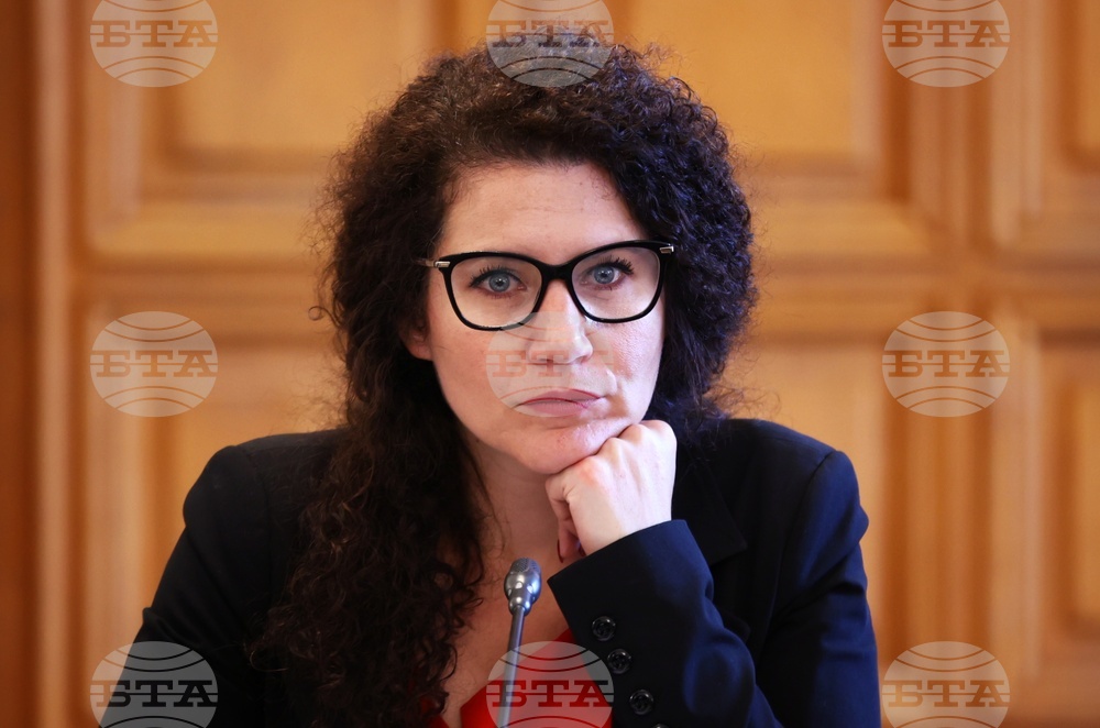 Парламент - Комисия по електронно управление и информационни технологии - Калина Константинова