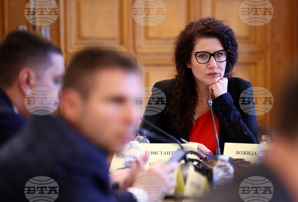 Парламент - Комисия по електронно управление и информационни технологии - Калина Константинова