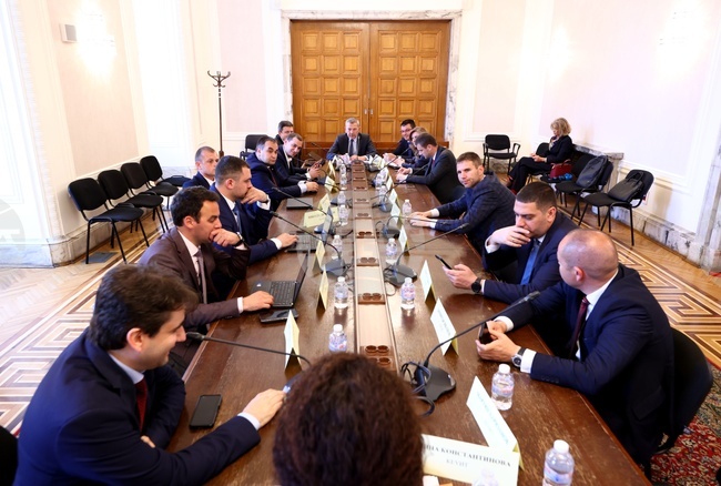 Парламент - Комисия по електронно управление и информационни технологии