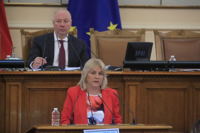 Мая Димитрова, БСП: Подкрепете ни в нашия референдум, за да защитим децата си