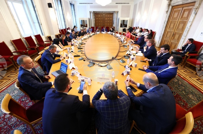 Парламент - Комисия по бюджет и финанси