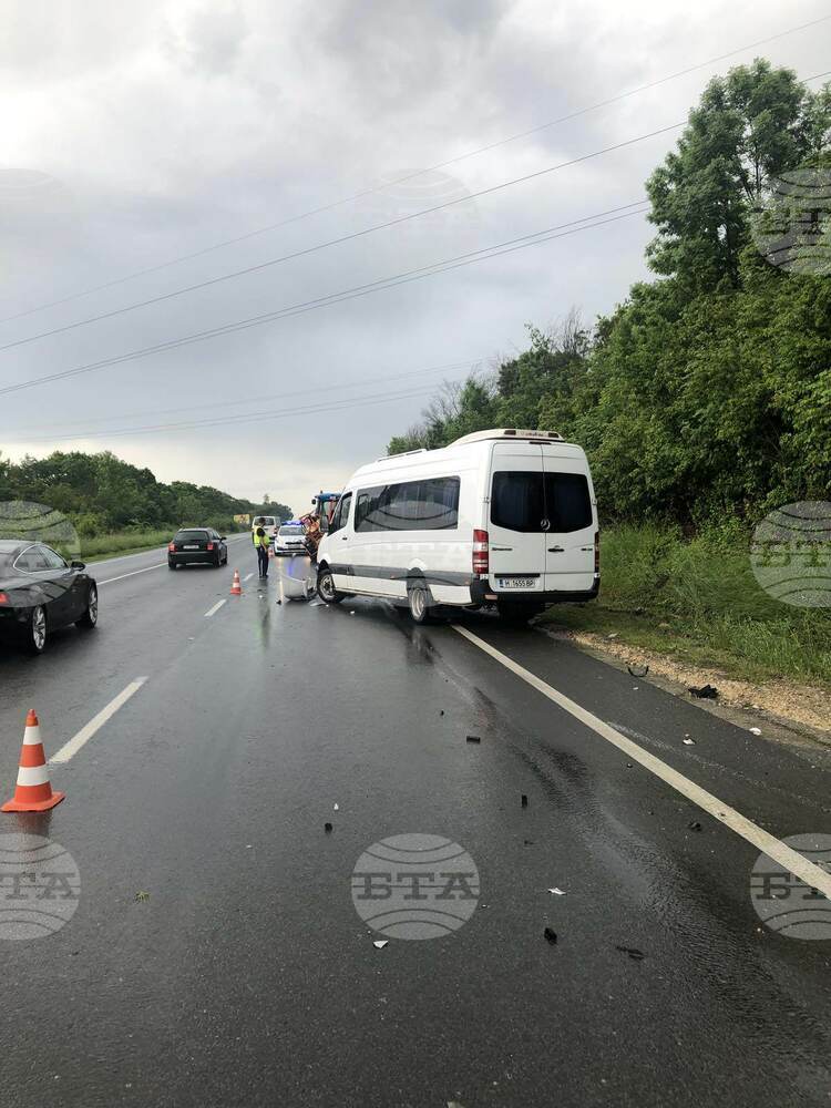 Микробус с пътници катастрофира край Шумен, в болница са откарани осем души