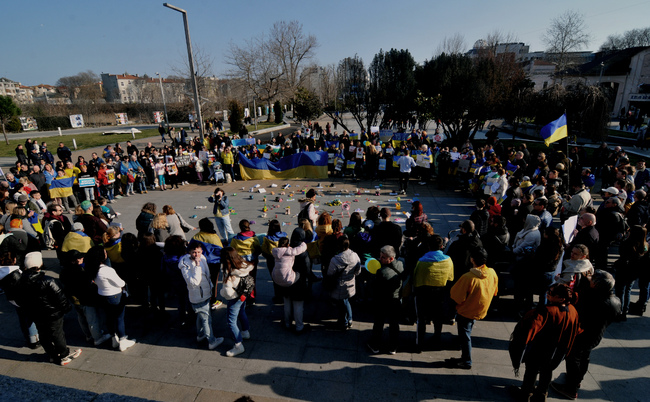 Детски играчки и обувки наредиха участници в мирен протест в центъра на Бургас в знак на подкрепа на Украйна