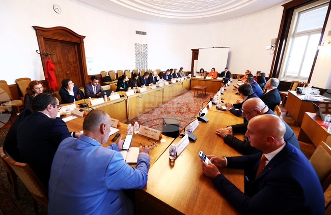 Парламент - Комисия по туризъм