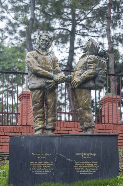 Непал и алпинистката общност ще празнуват 70 години от първото успешно изкачване на Еверест