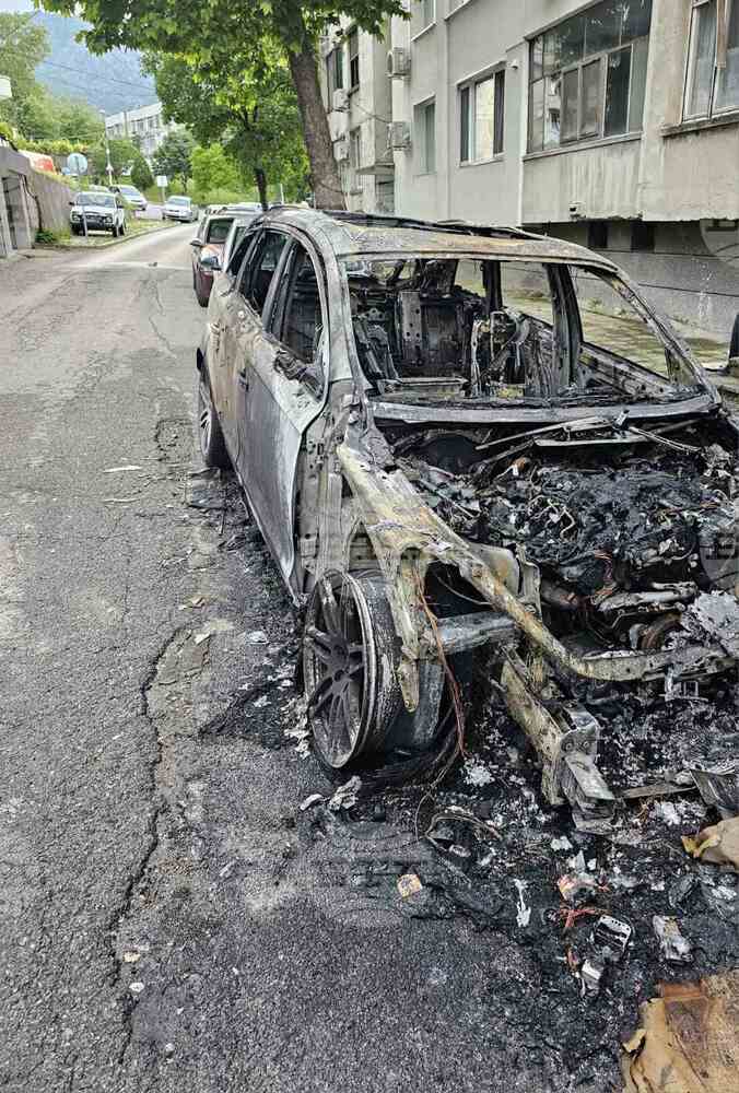 Два автомобила изгоряха при пожар в Сливен, има щети по сграда в близост до пожара