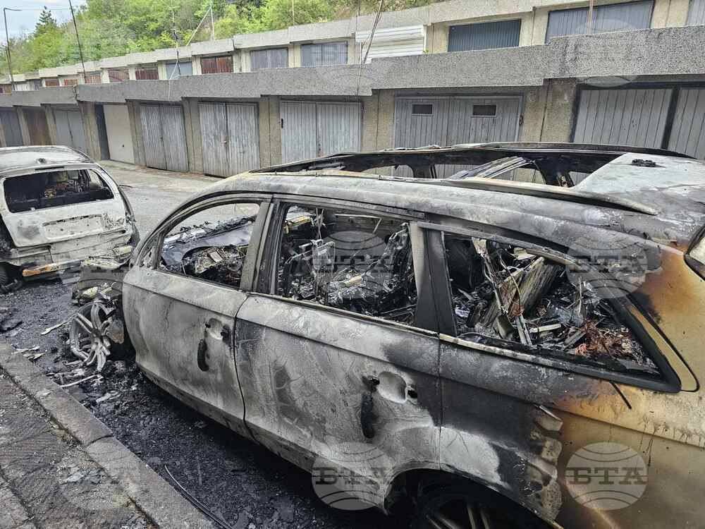 Два автомобила изгоряха тази нощ в сливенското село Блатец