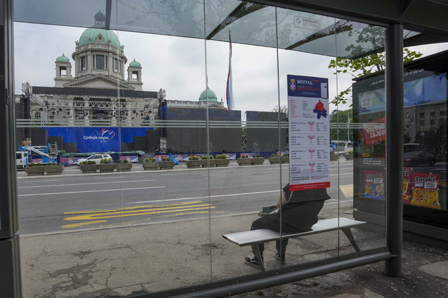Работещи в образователната система протестираха пред сръбския парламент, много училища в Сърбия днес не работят