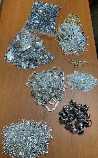 Агенция „Митници“: Над 5.6 кг сребърни накити, укрити във фабрична кухина на автобус, откриха митническите служители на МП Капитан Андреево