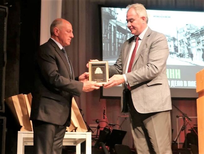 Община Плевен: Георг Спартански връчи Почетен плакет на Регионалния исторически музей по повод 120 години музейно дело в Плевен