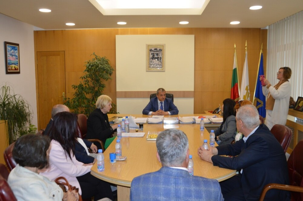 Община Благоевград: Въпреки липсата на бюджет кметът на Благоевград Илко Стоянов подписа Колективен трудов договор със синдикатите в сферата на образованието