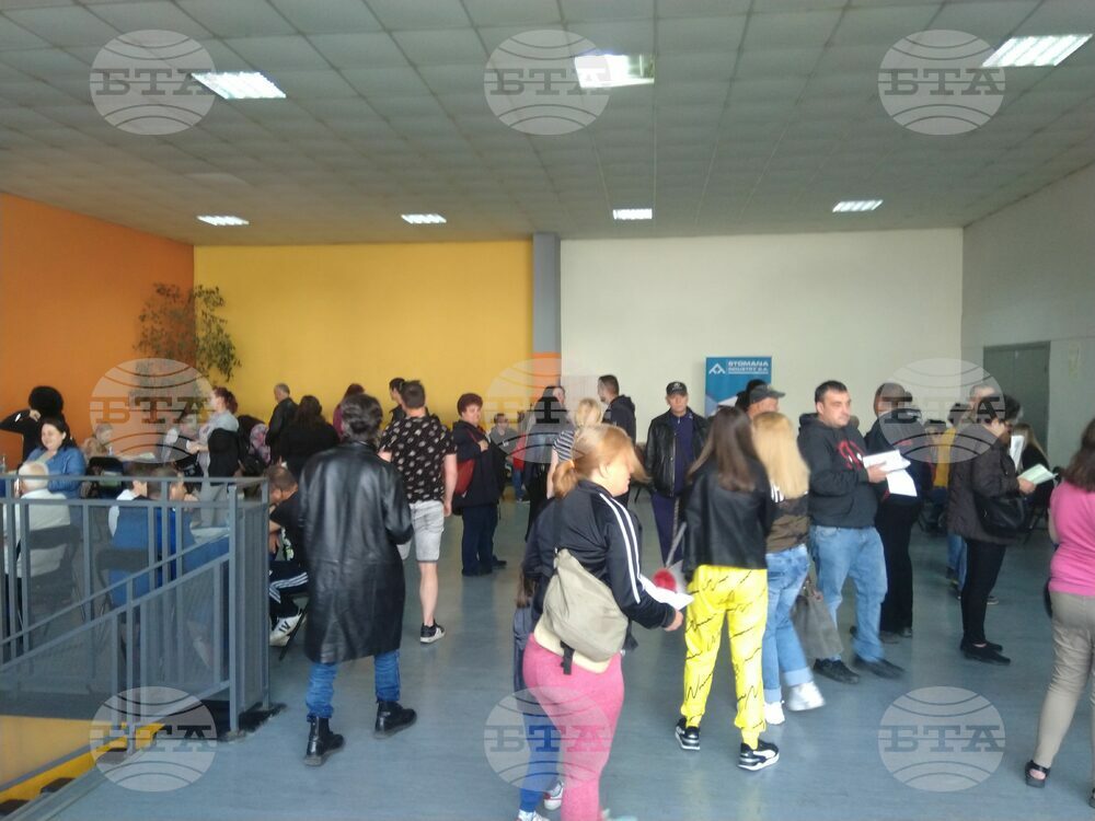 Безработни от Перник получиха шанс за работа по време на трудова борса в областния град