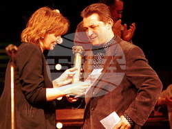 Театрални награди- САБ София (28 март 1999) Актьорът Михаил Петров грабна приза за мъжка роля за ролята на Пато Дули в „Бившата мис на големия град“ на Народния театър. Пресфото БТА снимка: Бистра Бошнакова