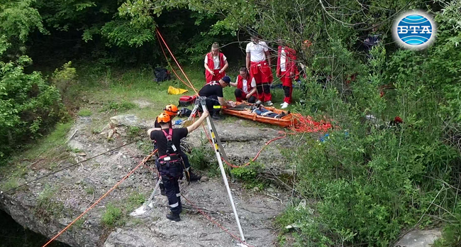 Демонстрация по спасяване на пострадал турист бе направена до чернооченския водопад Гюрлек