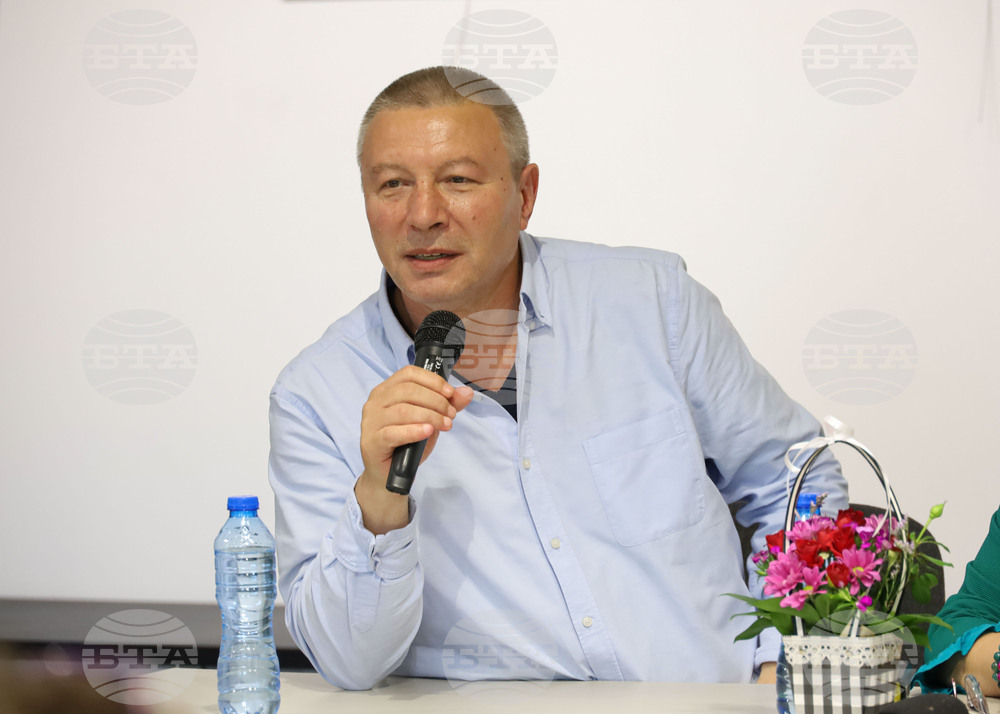 Есетата във „Вслушвания“ оформят една цялостна плът на човешката култура, каза пред БТА Митко Новков за новата си книга