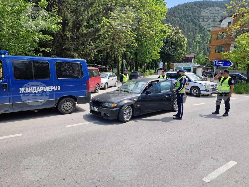 Осем души са задържани при полицейска акция в Пазарджишка област