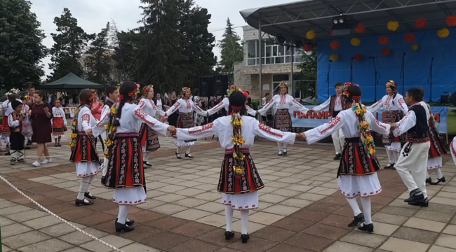 Събор на народното творчество събра в Гулянци пазители на българския фолклор от Плевенска област