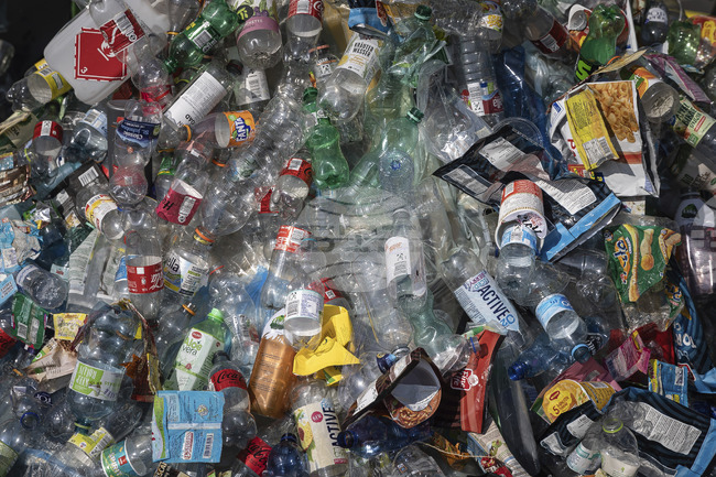 Учени разкриха механизма на образуване на увреждащата ДНК нанопластмаса