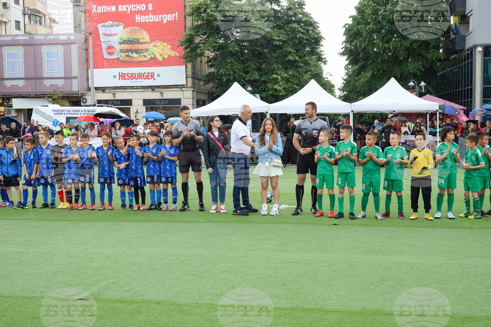 Христо Стоичков се среща с фенове в Бургас по време на третото издание на детския футболен турнир „Пътят към звездите“