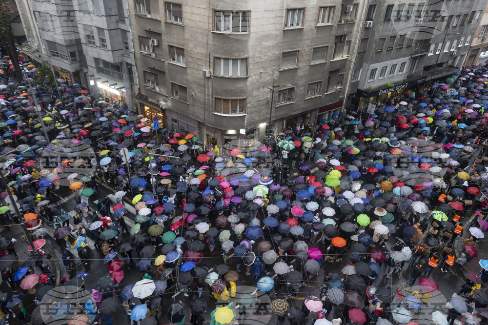 Десетки хиляди души протестираха в Сърбия и заявиха, че Вучич трябва да подаде оставка