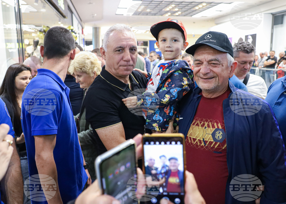 Бургас - Христо Стоичков - откриване на верига магазини