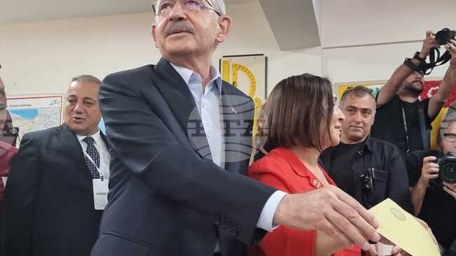 Бившият лидер на най-голямата опозиционна сила в Турция Кемал Кълъчдароглу е осъден на близо година затвор 