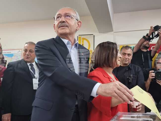 Бившият лидер на най-голямата опозиционна сила в Турция Кемал Кълъчдароглу е осъден на близо година затвор 