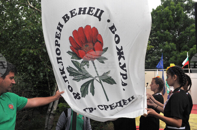 Община Средец осигурява безплатен транспорт до събора „Фолклорен венец Божура"
