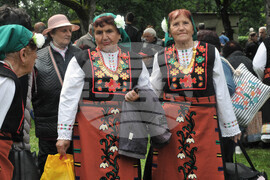 Средец - странджанско-тракийски събор Фолклорен венец "Божура"