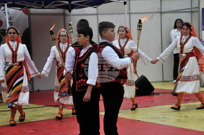 Средец - странджанско-тракийски събор Фолклорен венец "Божура"