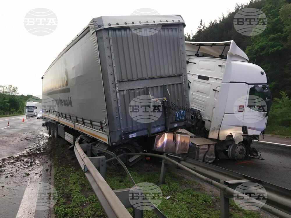 Тежкотоварен автомобил е катастрофирал по пътя Варвара - Велинград; пострадали са две деца