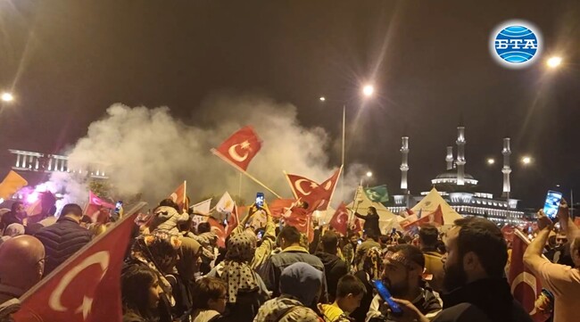 Поддръжници на турския президент Ердоган са се отправили към президентския дворец в Анкара, за да отпразнуват победата му