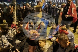 Турция - избори -празнуващи хора