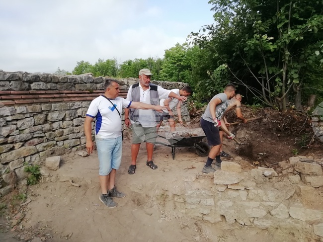 Половинметров бронзов свещник с елени е най-новата находка от античния Мисионис